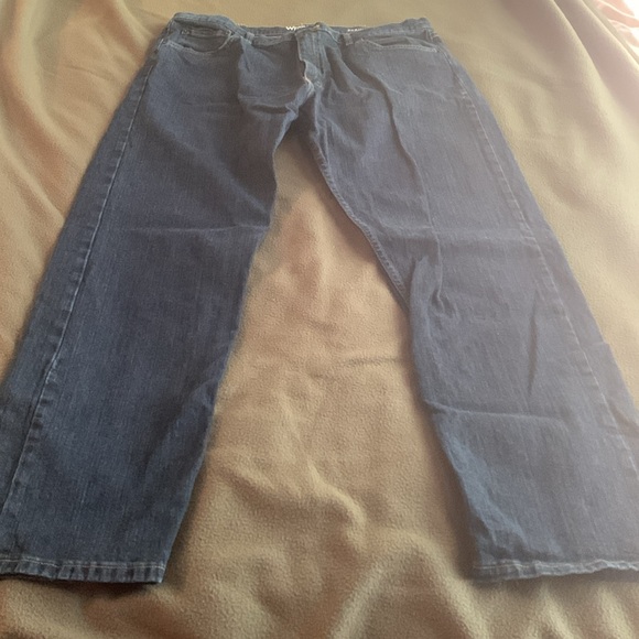 Men’s Wrangler blue jeans. 5 pocket button and zipper closure. Size 38 x 32 - Picture 2 of 7